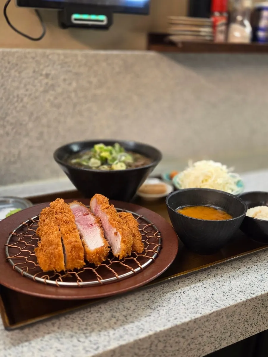 테이블에 차려진 특상 로스카츠 1.5인세트