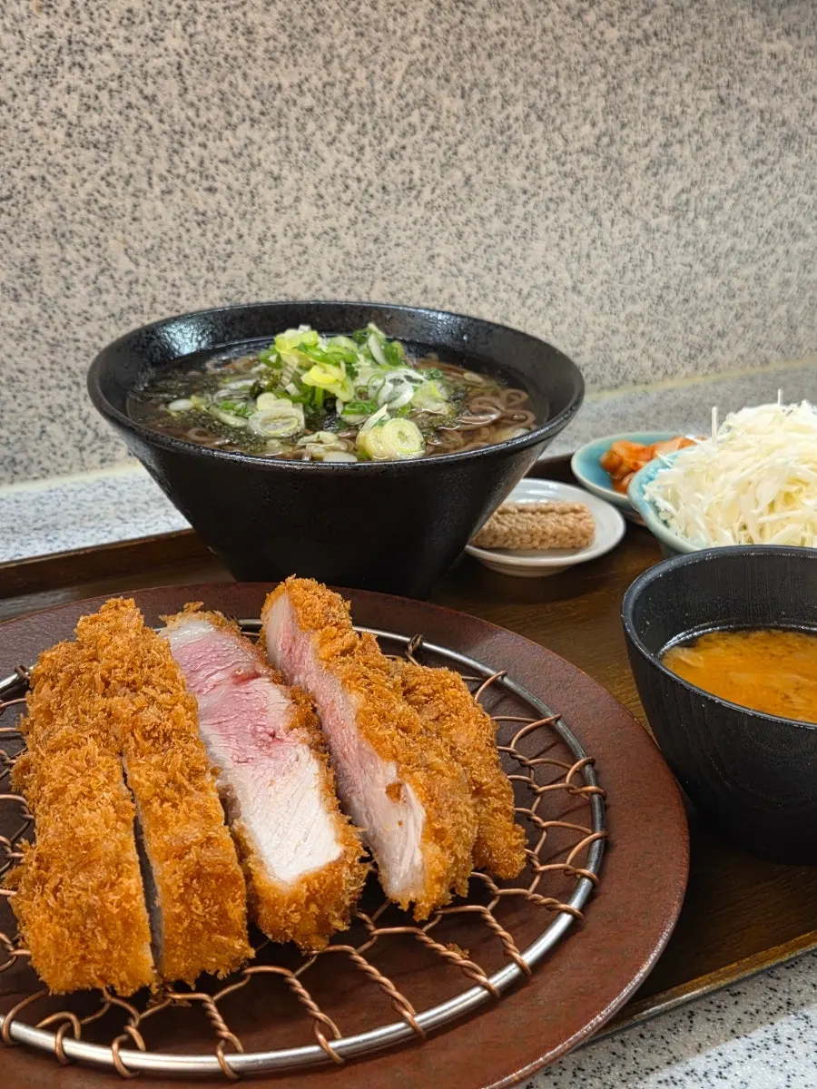 양배추샐러드와 다시마톳밥이 포함된 세트 상차림