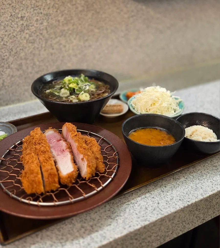 두툼하게 썰린 특상 로스카츠