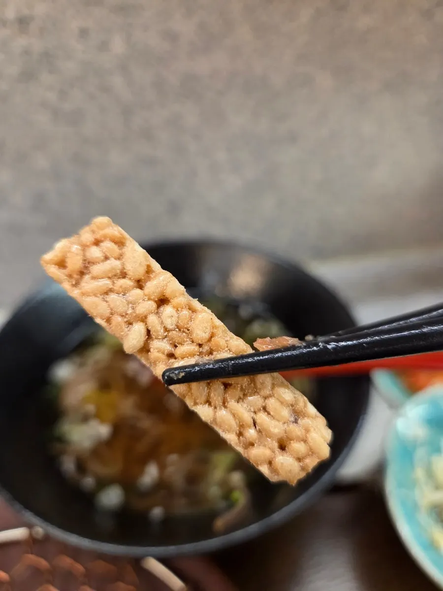 수제 모밀면을 육수에 적신 모습
