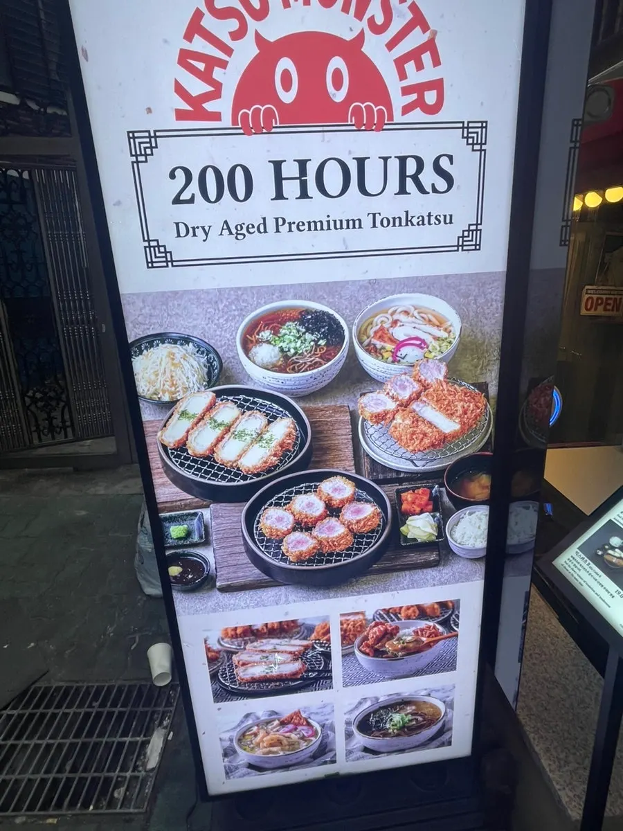 카츠몬스터 연남본점 매장 밖에 놓인 메뉴판