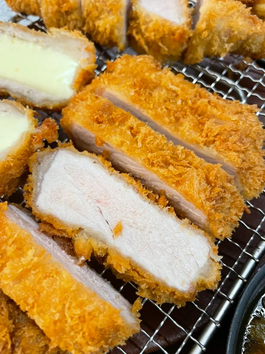 치즈카츠 단면과 트리플카츠 접시
