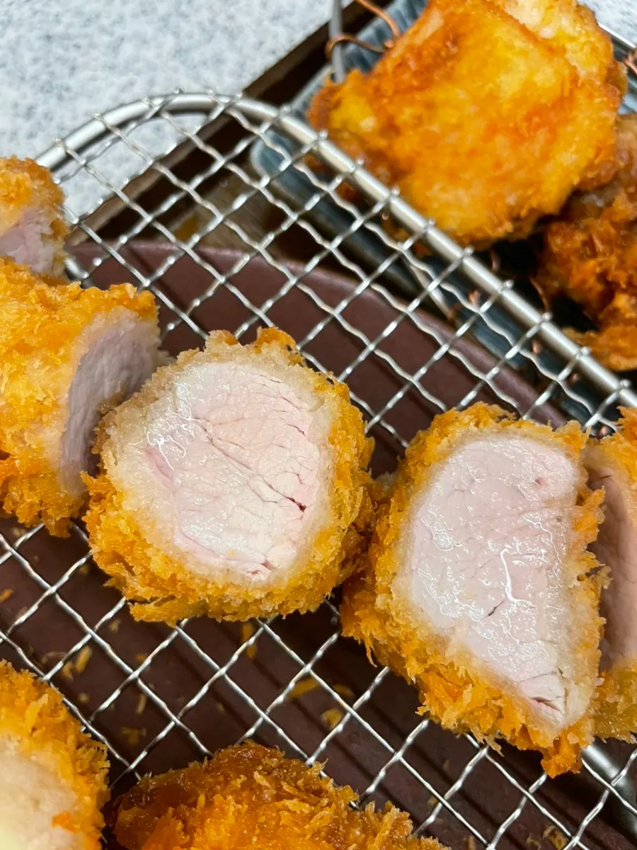 여러 조각으로 나온 등심카츠와 안심카츠