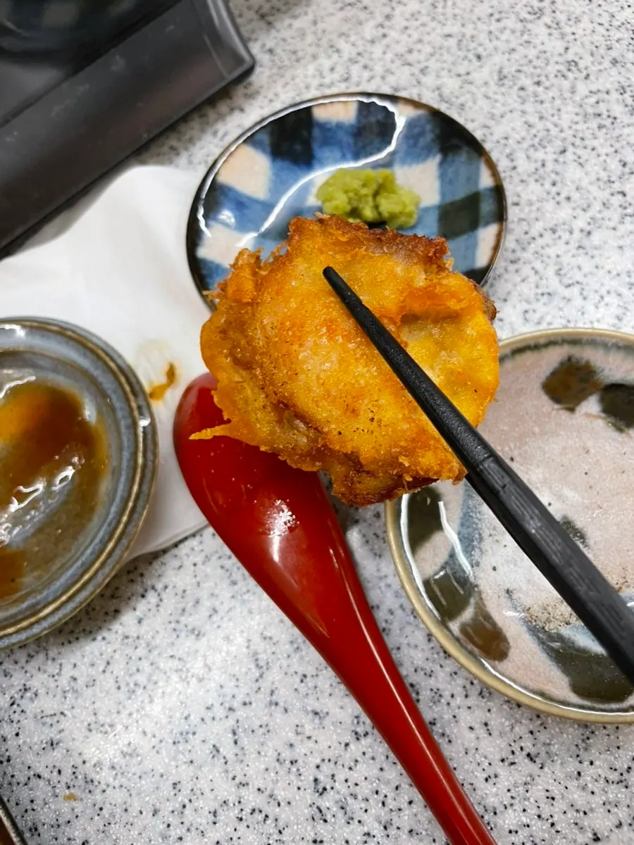 겉이 바삭한 치킨가라아게 접시