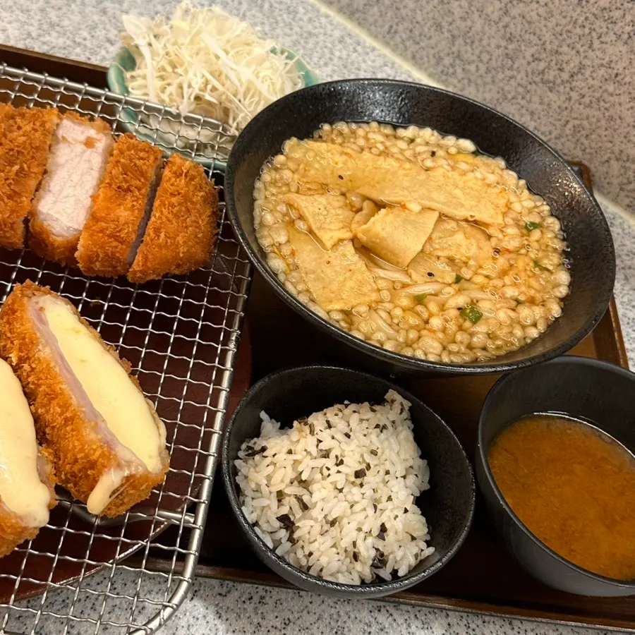 돈카츠와 우동, 밥, 반찬이 함께 나온 1인 세트