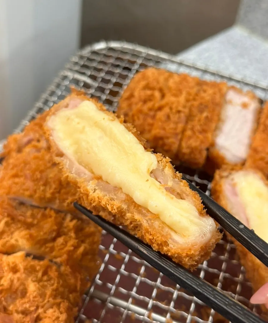 치즈가 가득 든 치즈 돈카츠 단면