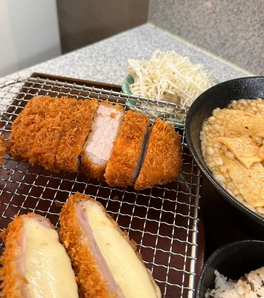 세 가지 맛을 즐길 수 있는 돈카츠 접시