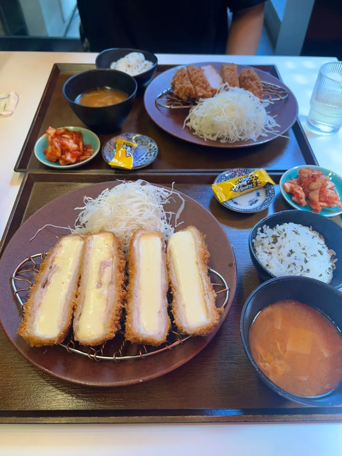 로스카츠와 치즈카츠가 함께 차려진 2인 상차림