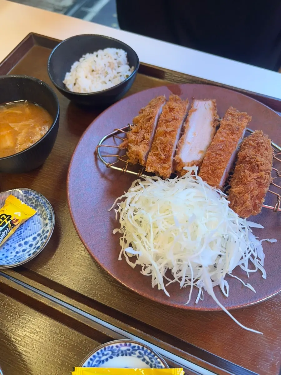 두툼하게 썰려 나온 카츠몬스터 로스카츠