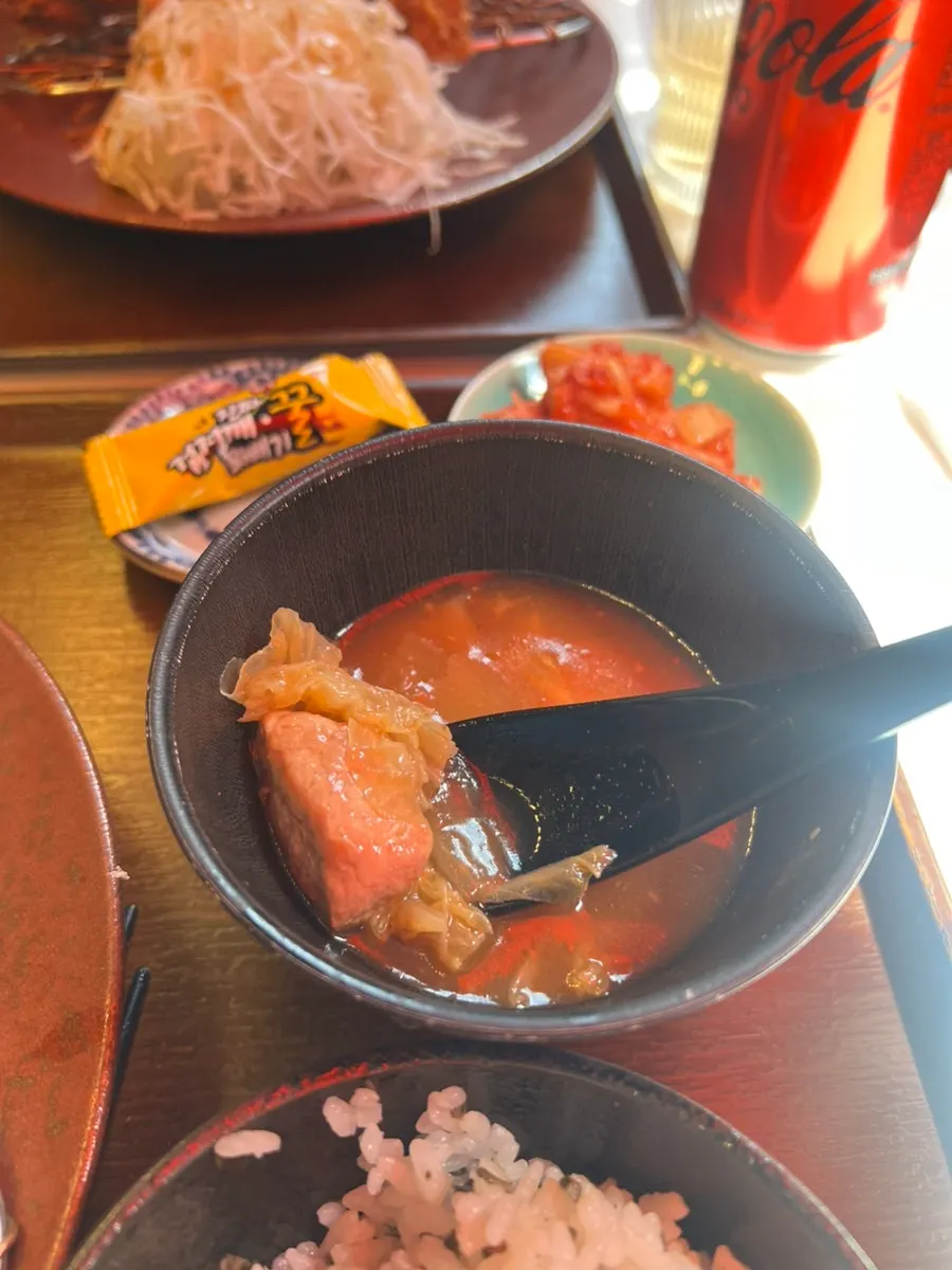 한 조각 집어 든 치즈카츠 단면