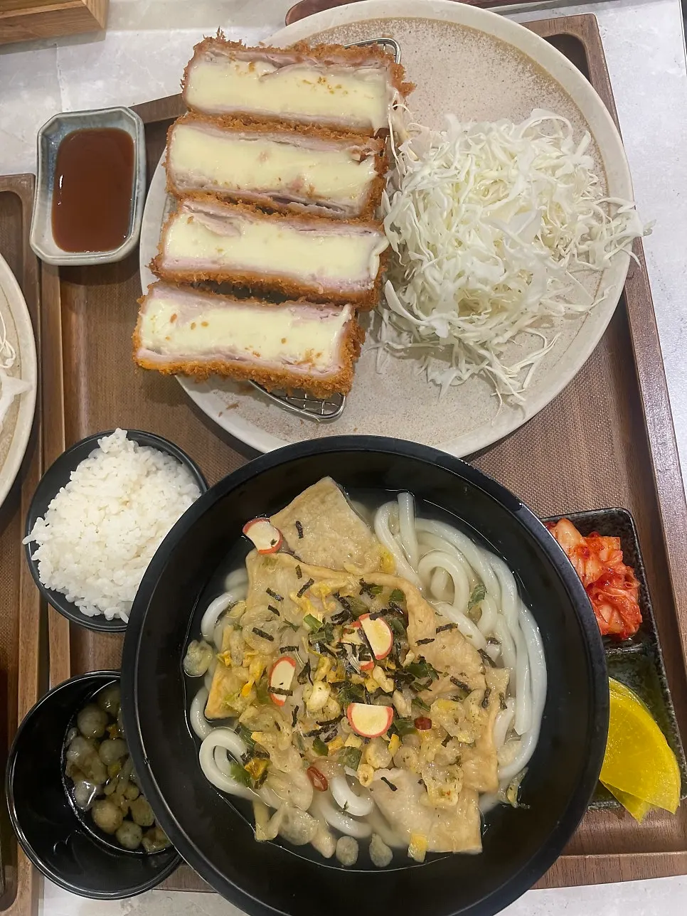 로스카츠와 치즈카츠, 우동이 함께 나온 세트 상차림