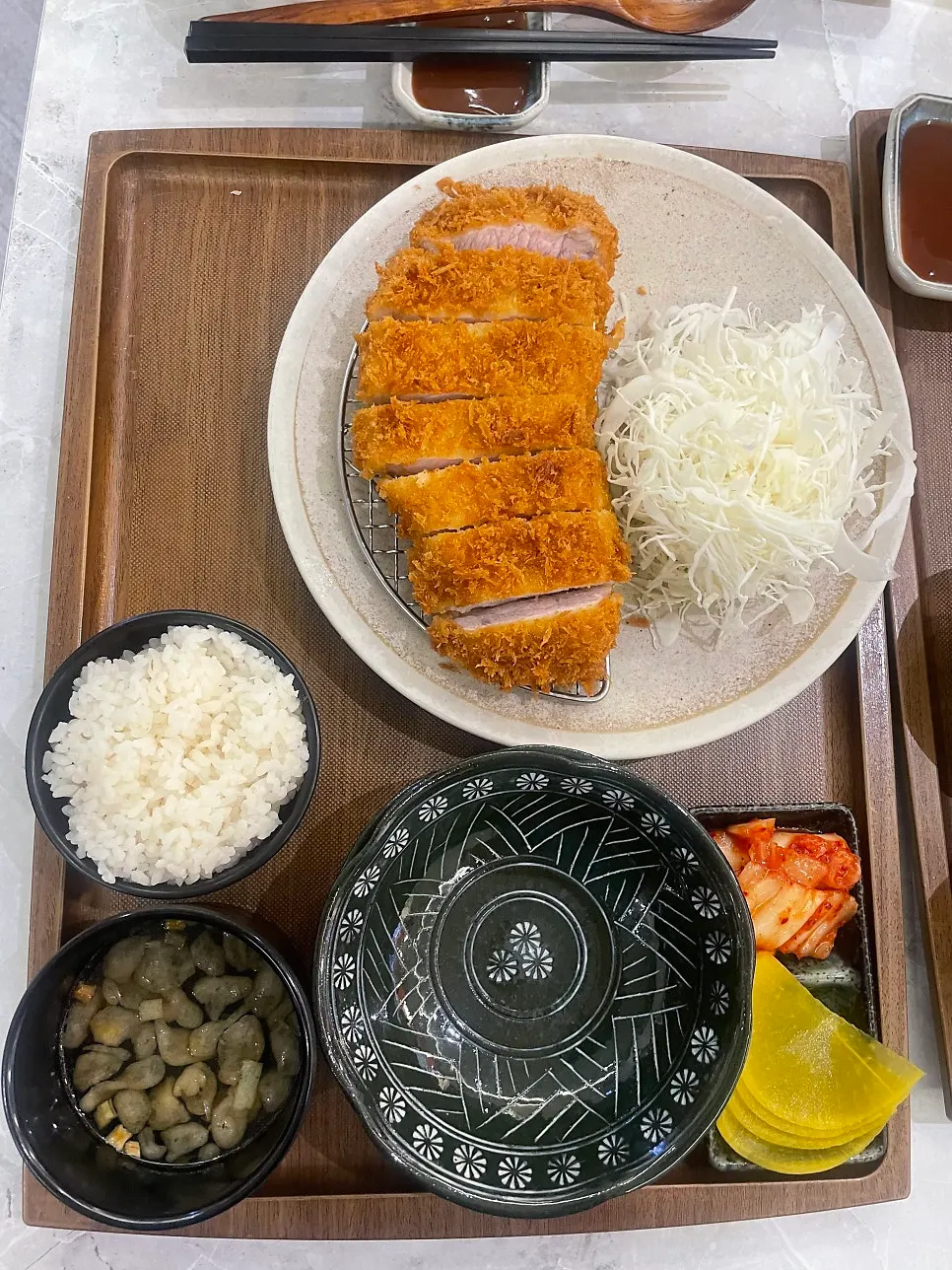 길게 늘어나는 모짜렐라 치즈카츠 단면