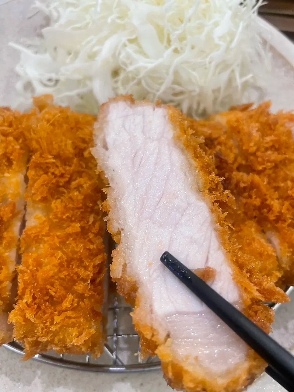 쫄깃한 면발과 어묵이 든 따뜻한 우동