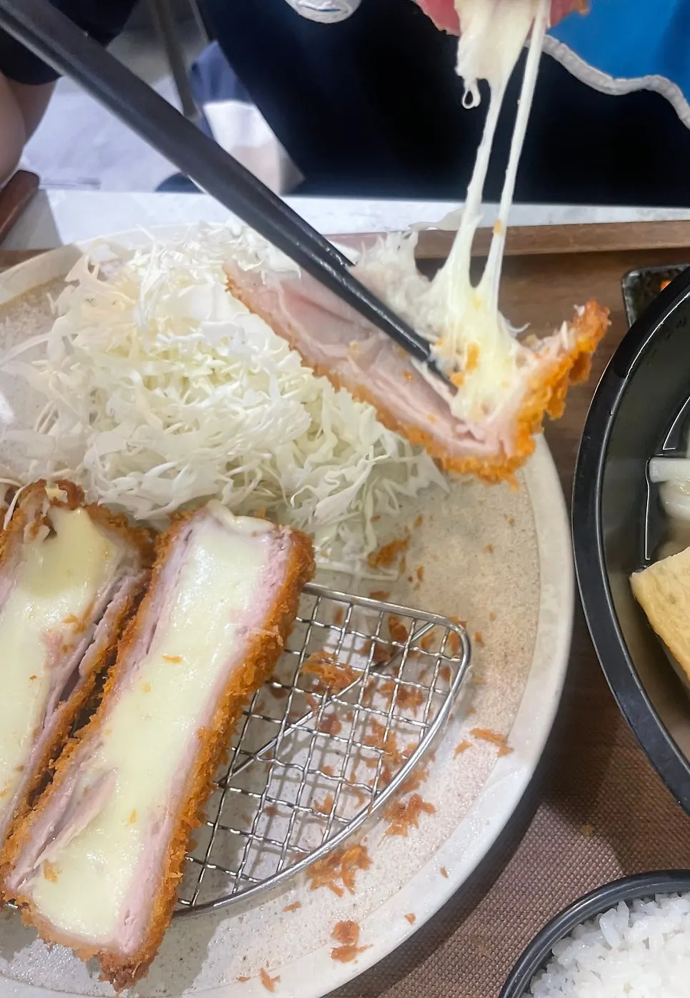 소스에 찍은 부드러운 돈카츠 조각