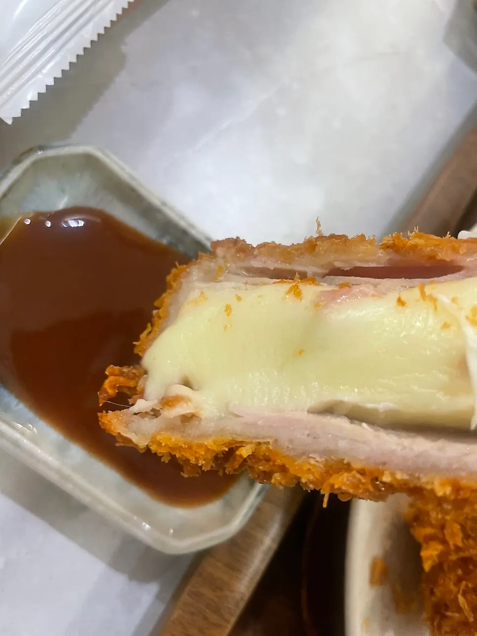 육즙 가득한 치즈카츠 한 조각