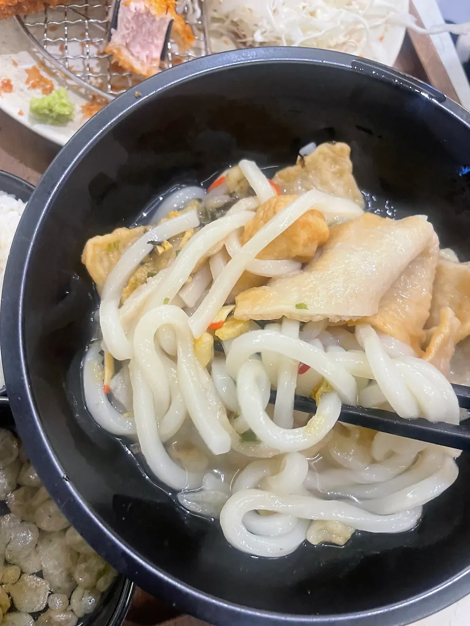 우동 면발을 집어 올린 모습