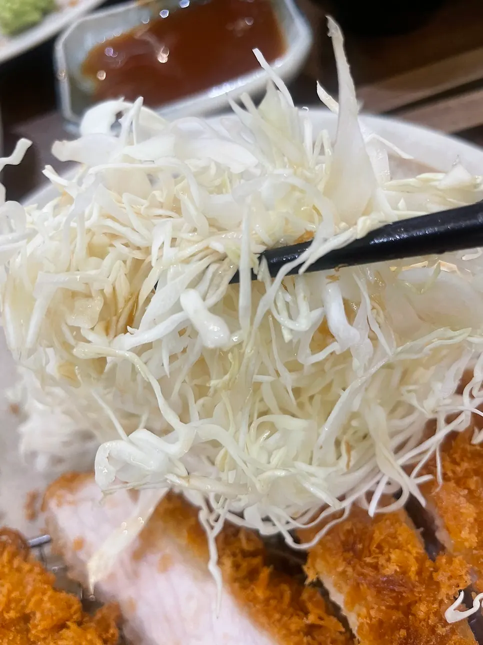 와사비에 찍어 먹는 카츠 조각