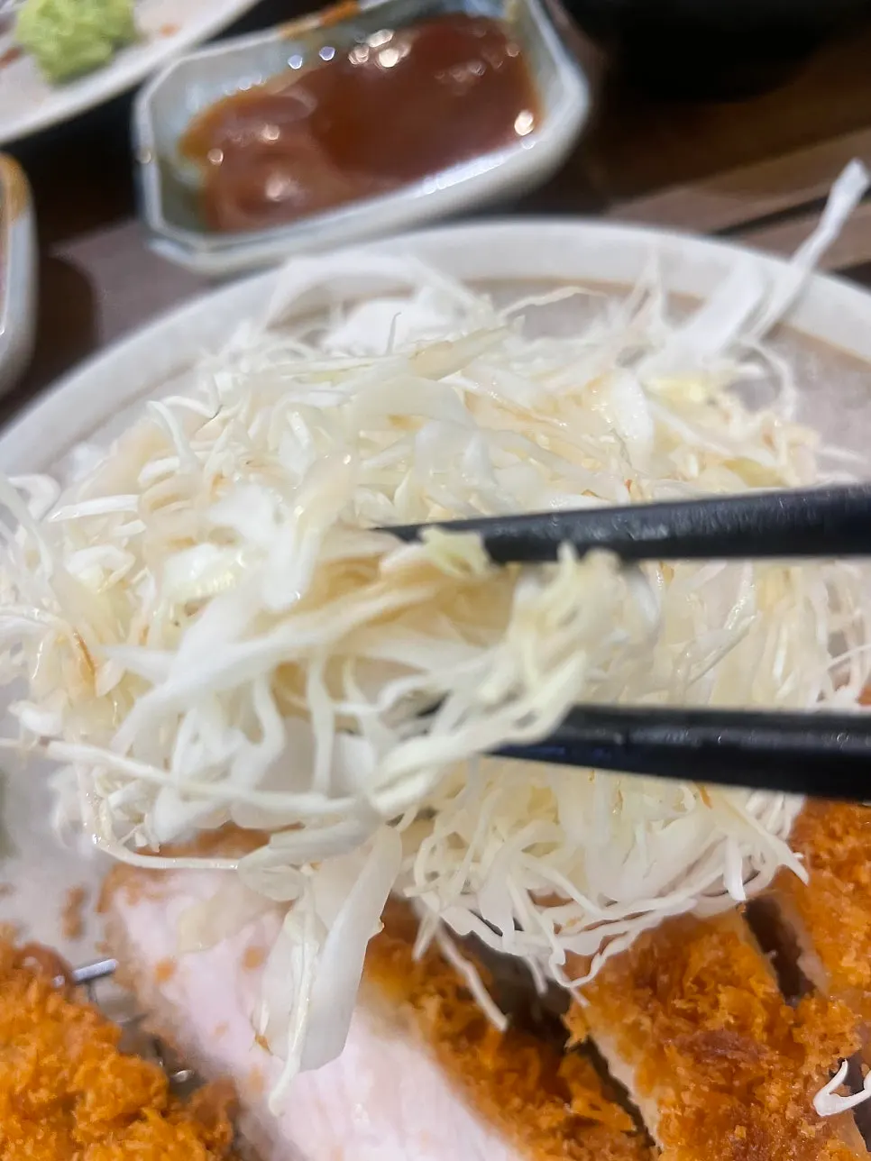 카츠와 함께 나온 싱싱한 샐러드