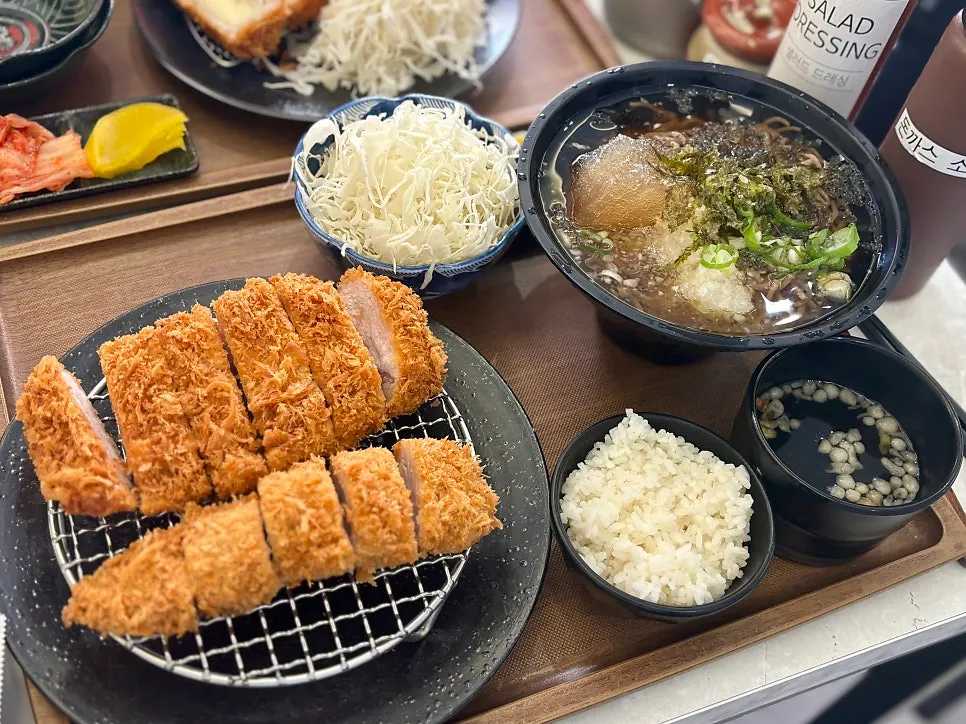 세트로 나온 모둠 카츠와 반찬