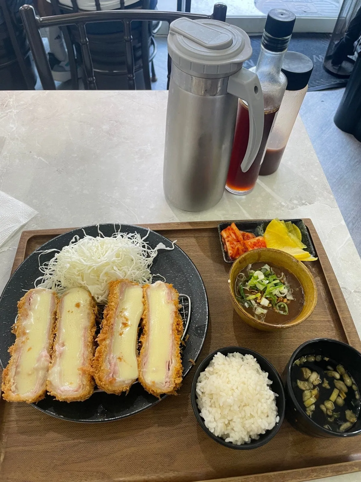 카츠몬스터 연신내점 키오스크와 좌석