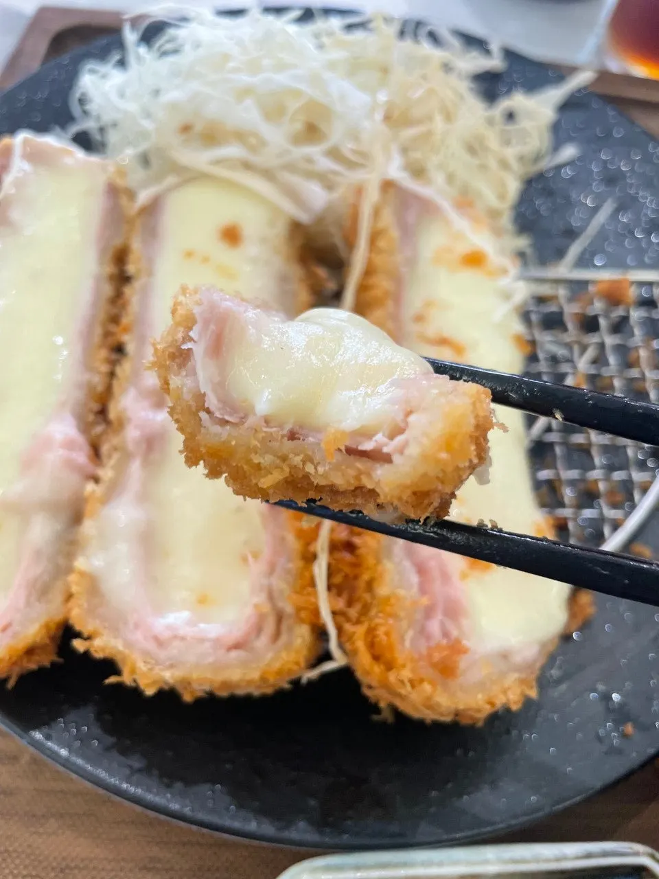 치즈카츠 단면과 함께 나온 밥
