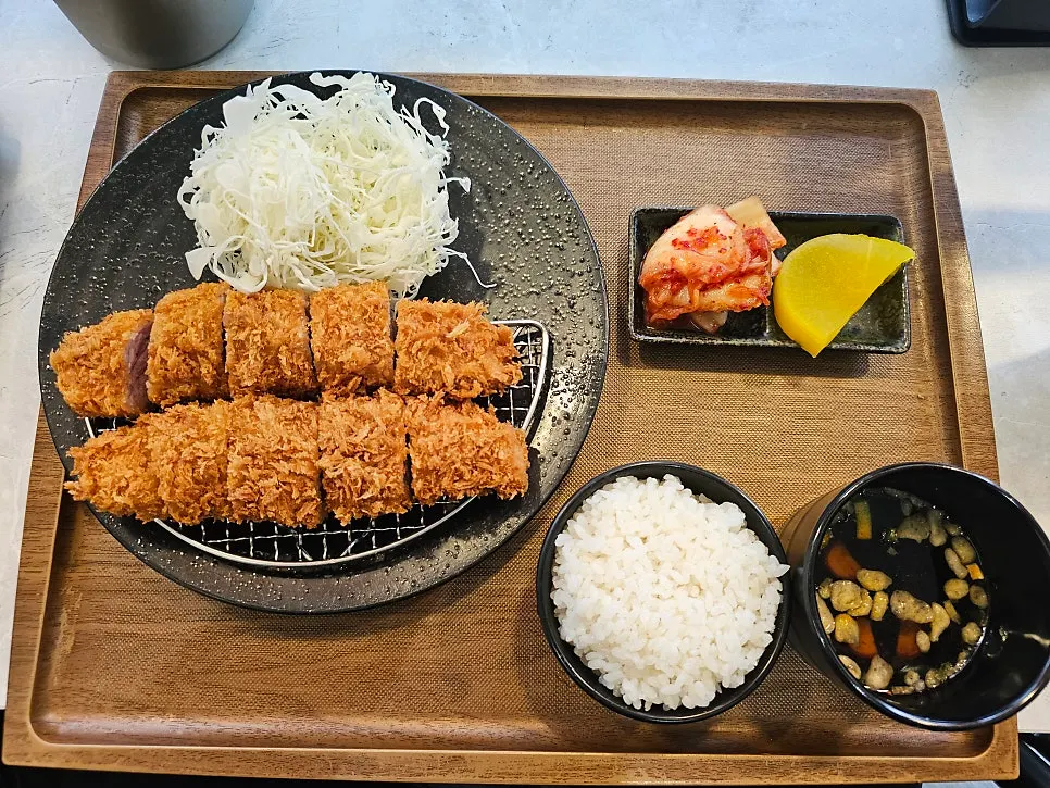 양배추 샐러드와 밥이 함께 나온 히레카츠 한 상