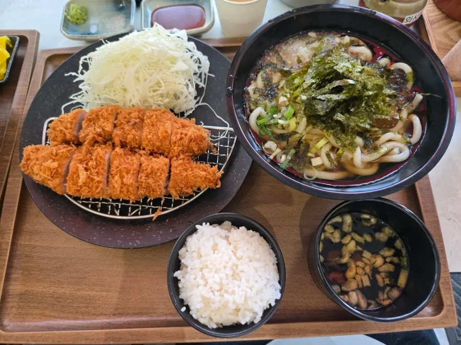 등심·안심 돈카츠와 냉우동 한상 차림
