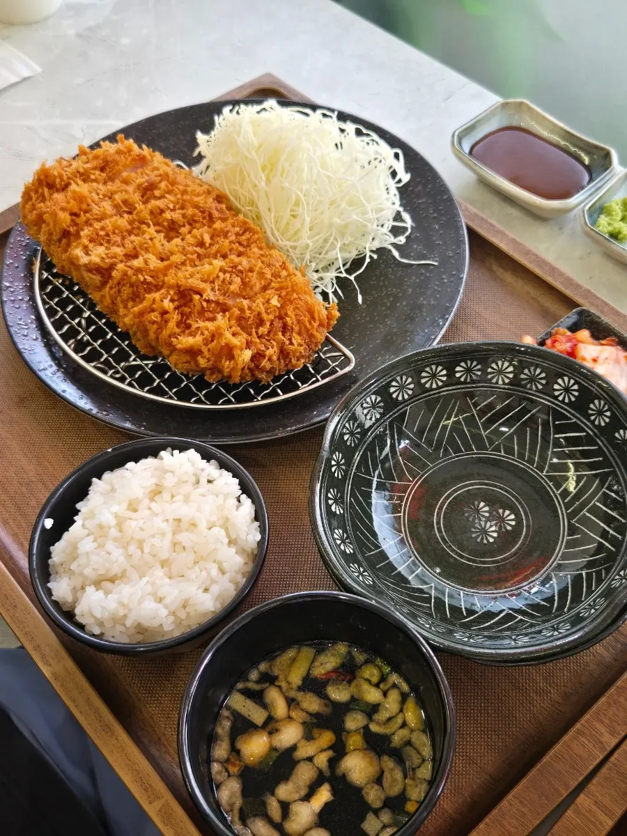 샐러드와 밥, 장국이 함께 나온 돈카츠 정식