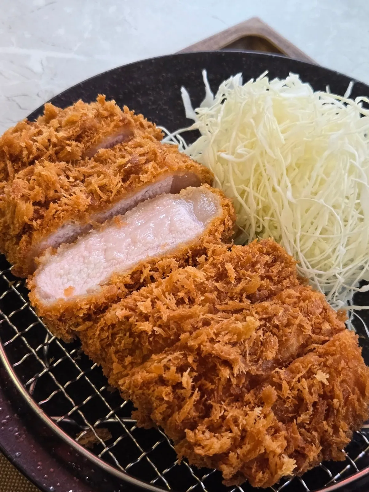 두툼하게 썰린 로스카츠 등심 돈카츠