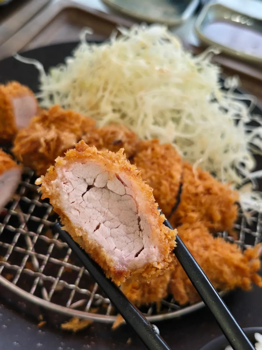 두툼한 히레카츠 안심 돈카츠 접시