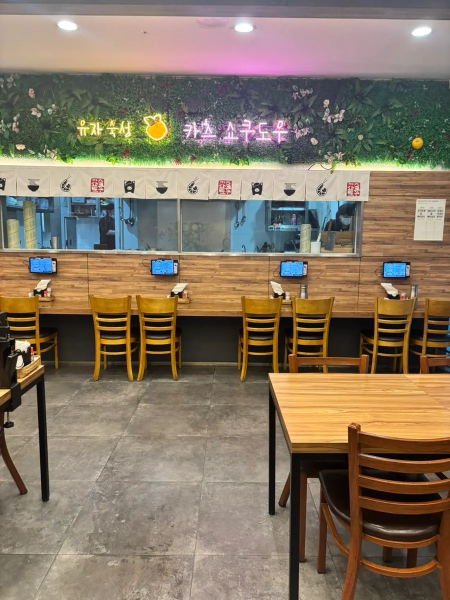 깔끔하게 정돈된 일식 돈카츠 전문점 실내