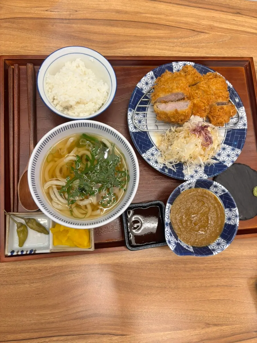돈카츠 전문점 좌석과 조명