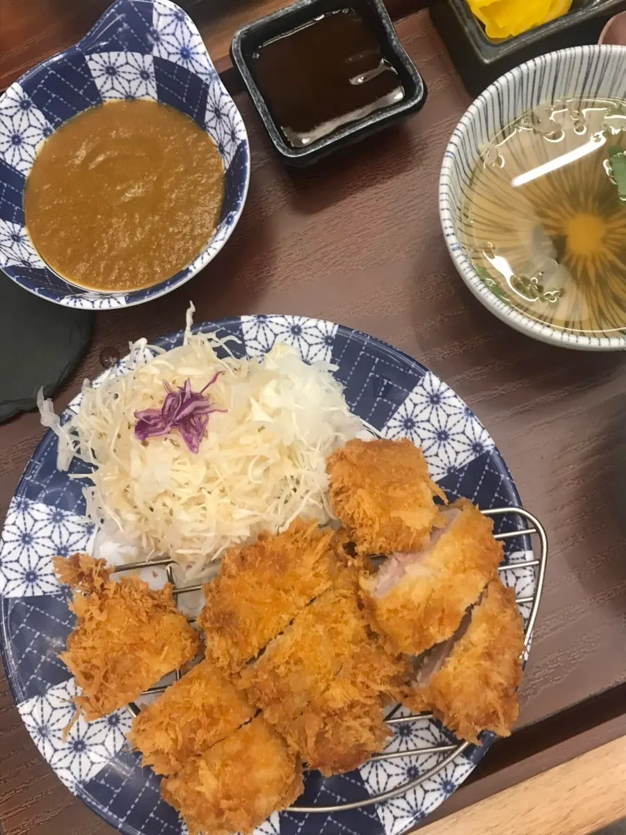 커리가 함께 나온 히레카츠 한 상