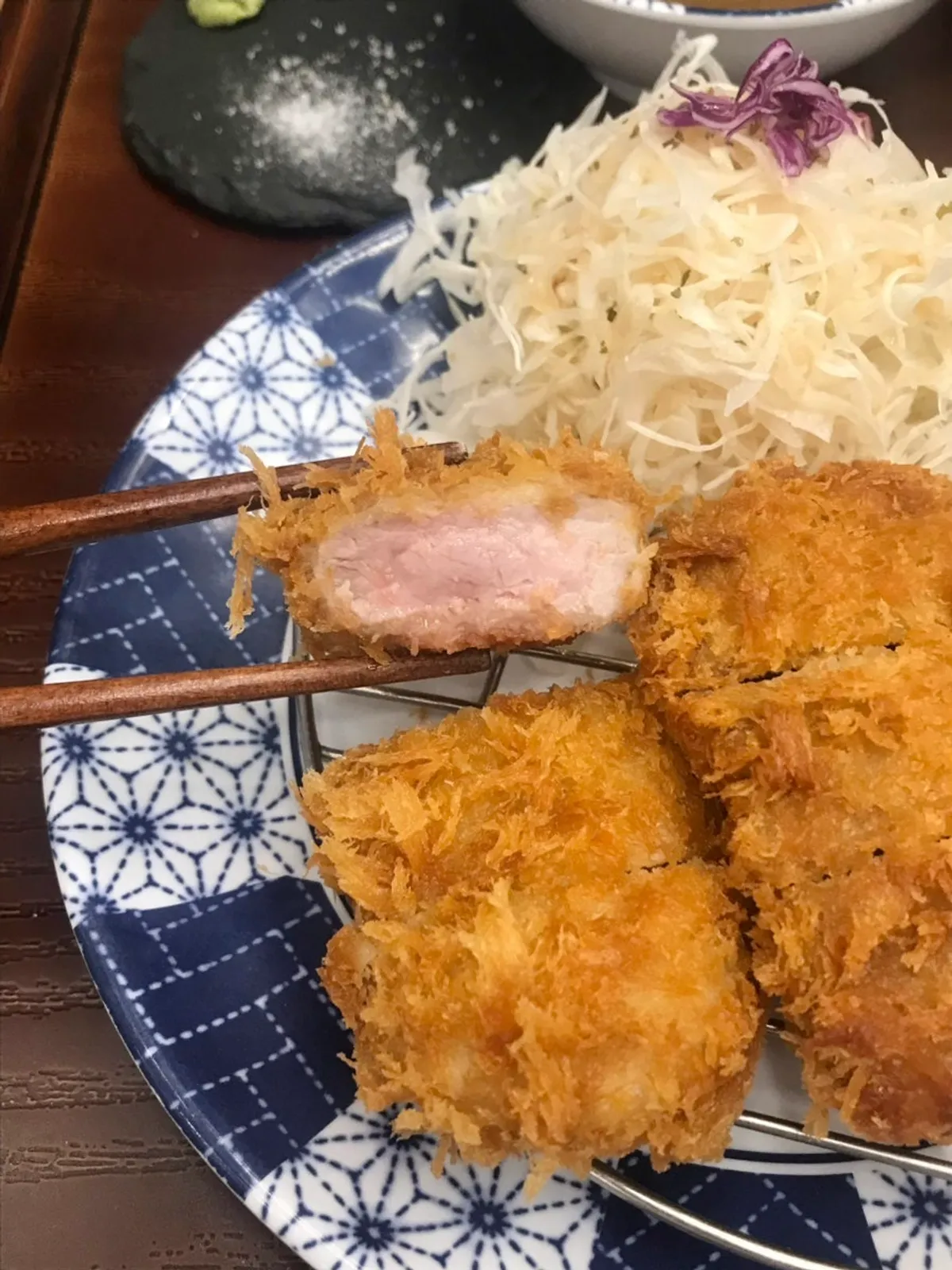 붉은기가 도는 히레카츠 단면