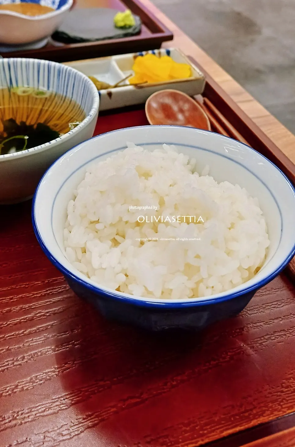 밥과 우동국물, 미니카레가 함께 나온 정식 구성