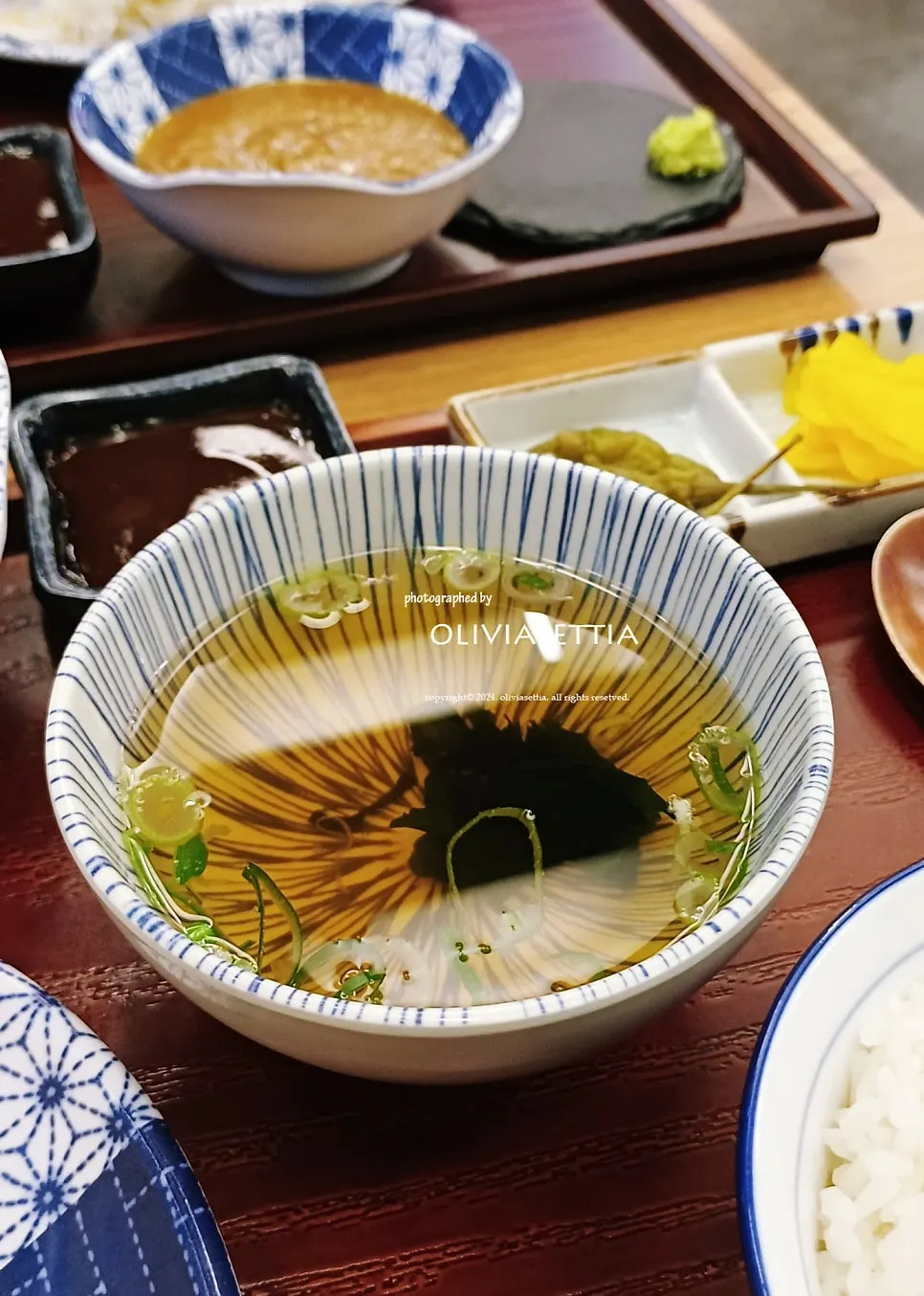 카츠와 밥, 국물이 놓인 테이블