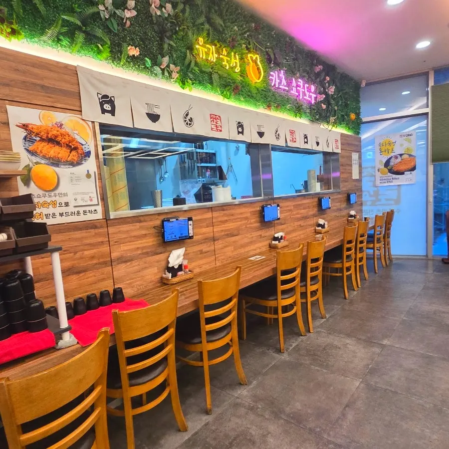 4인석과 1인석이 있는 매장 좌석