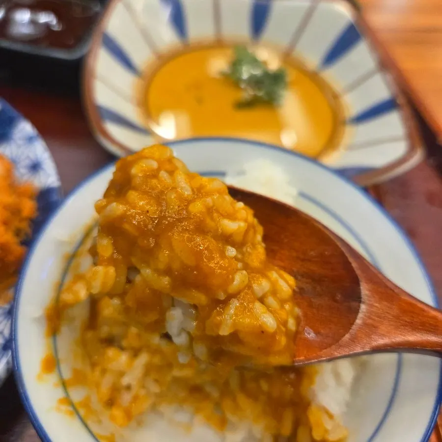 리필되는 미니카레와 흰밥
