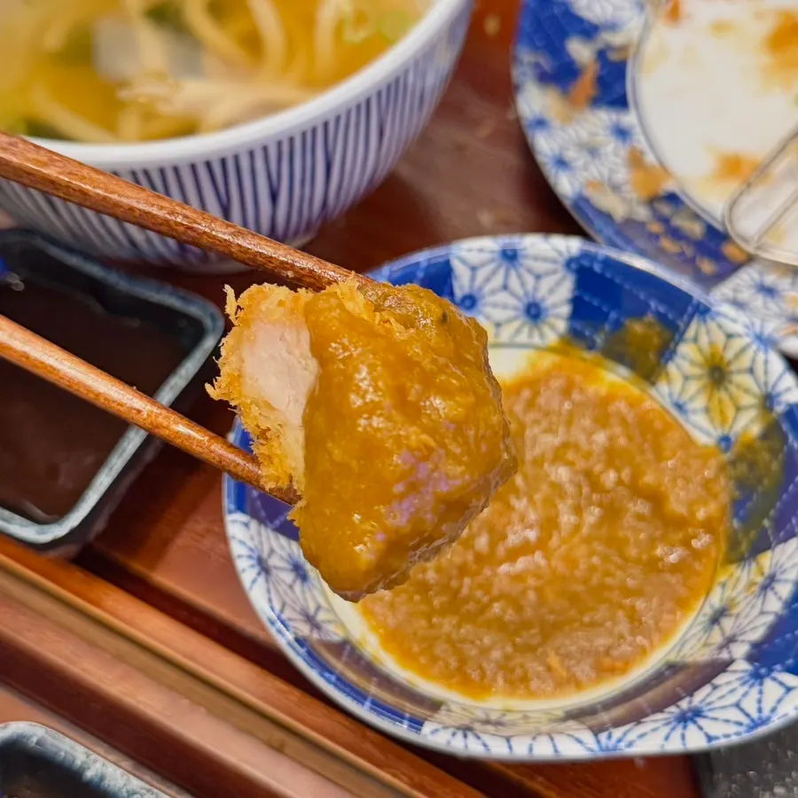 Thick curry served with tonkatsu