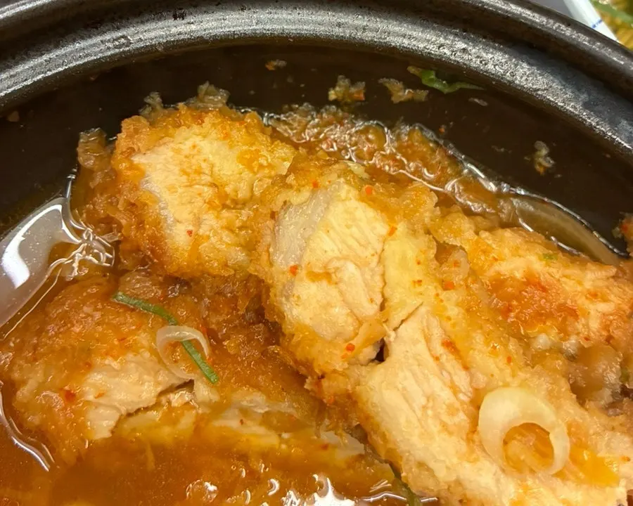 キムチカツ鍋のスープととんかつ