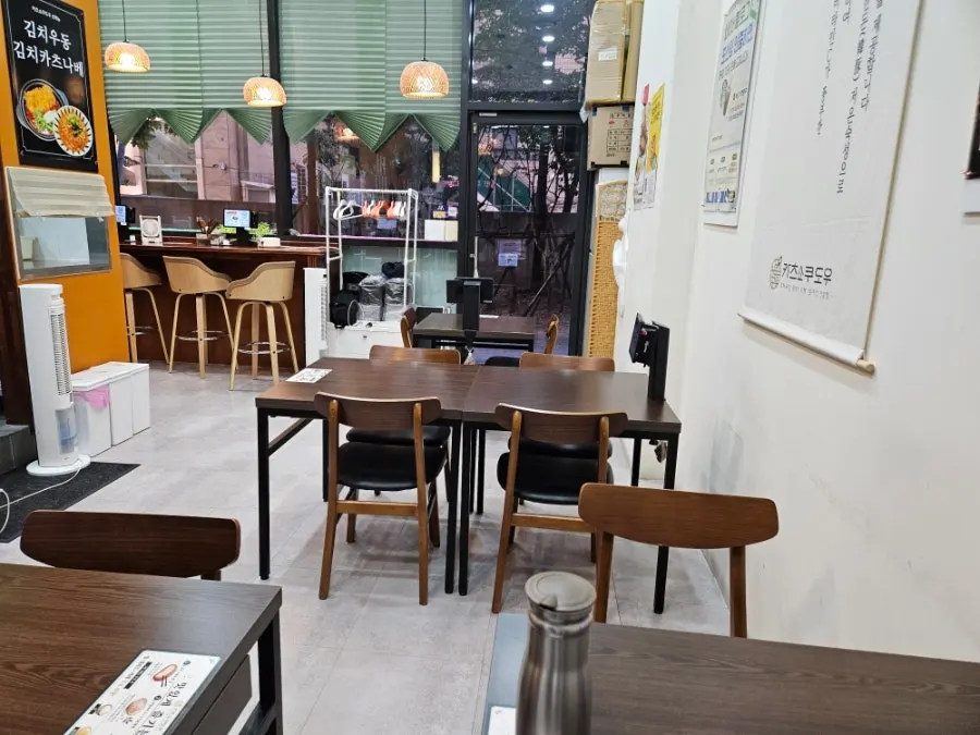 카츠쇼쿠도우 2인석과 4인석 테이블
