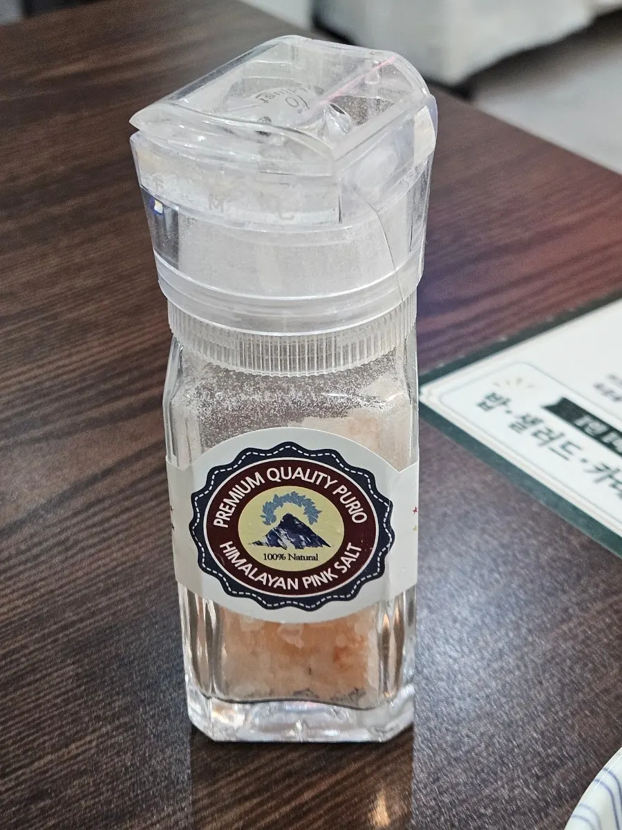 테이블에 비치된 히말라야 핑크솔트 병