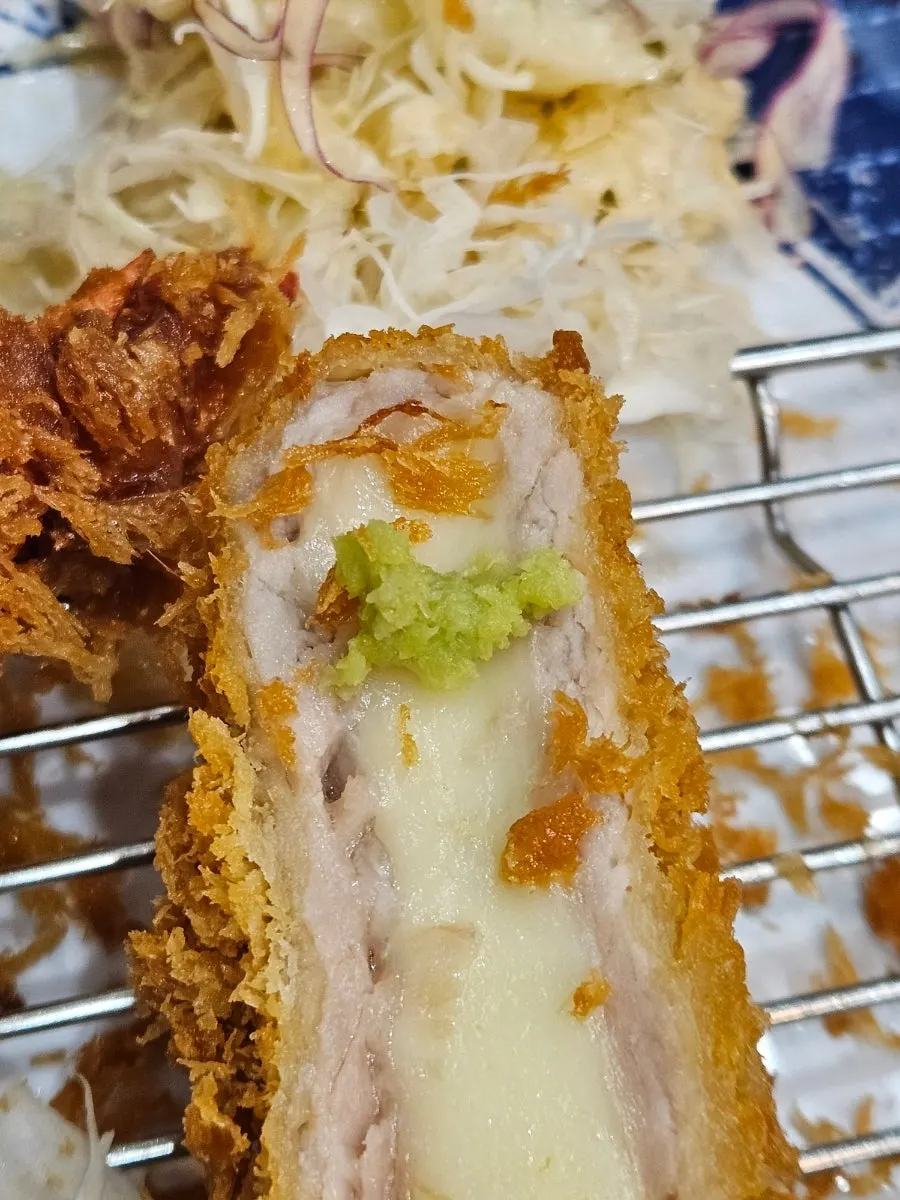 젓가락으로 집어 올린 치즈카츠