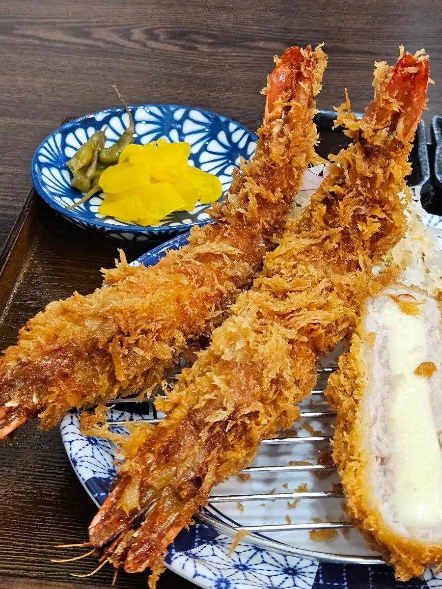 손과 크기를 비교한 점보새우튀김