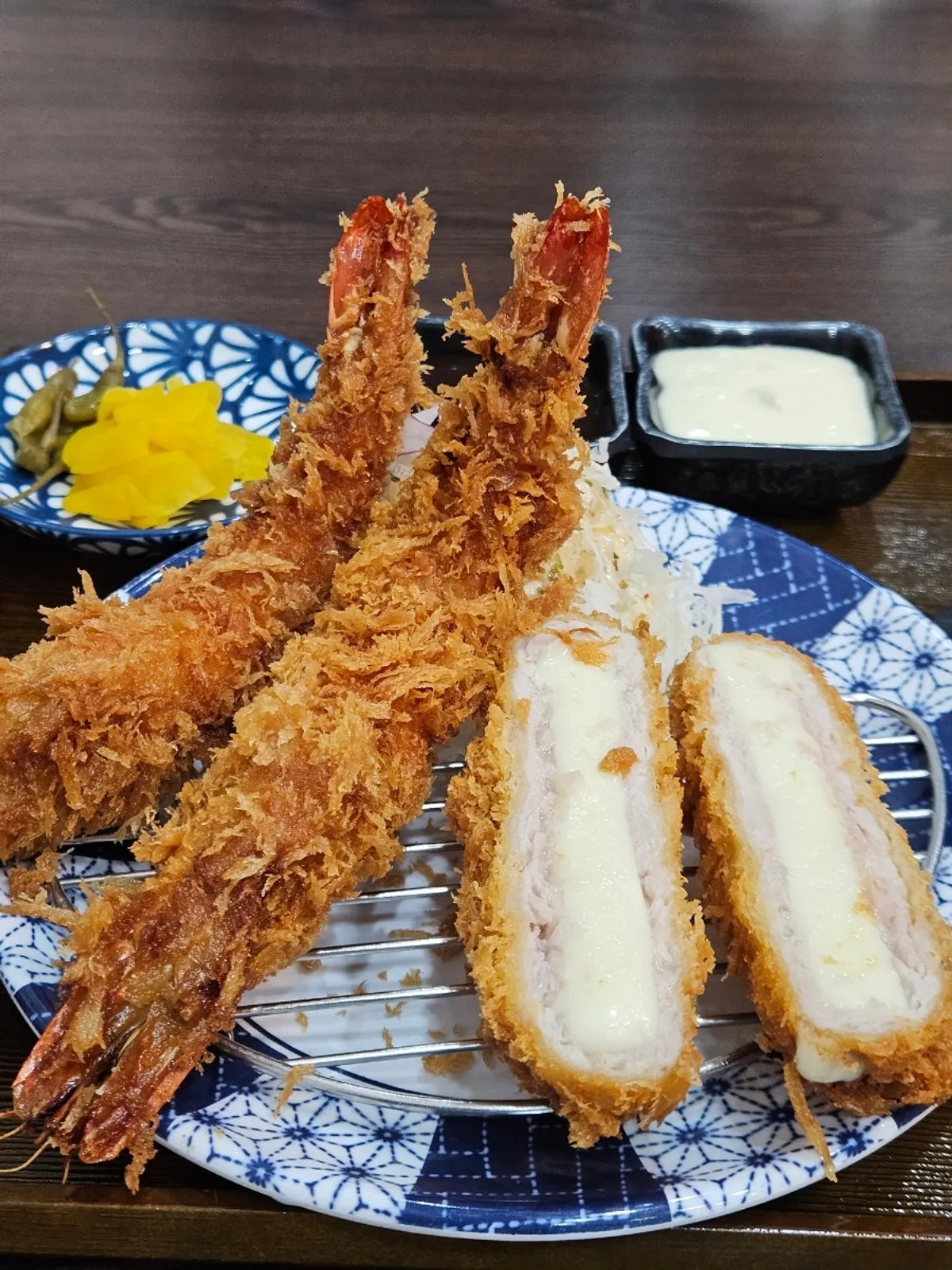 머리부터 꼬리까지 통째로 튀긴 점보새우치즈카츠