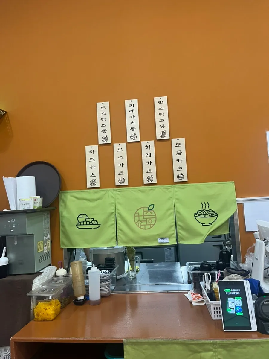 깔끔한 매장 내부 테이블
