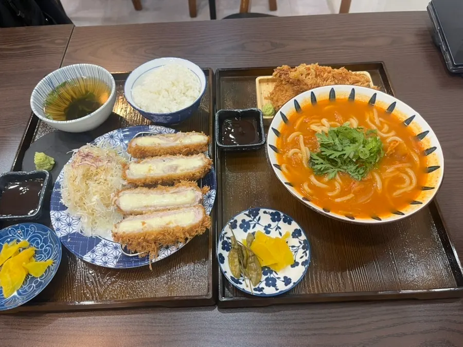 김치우동 정식과 모짜렐라 치즈카츠 한 상
