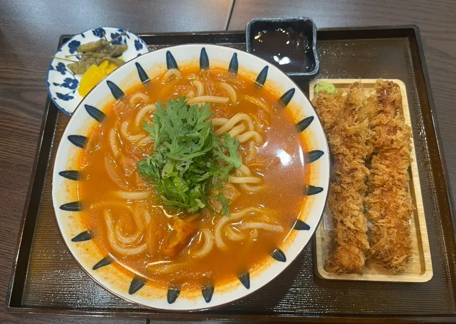 진한 국물의 김치우동 정식