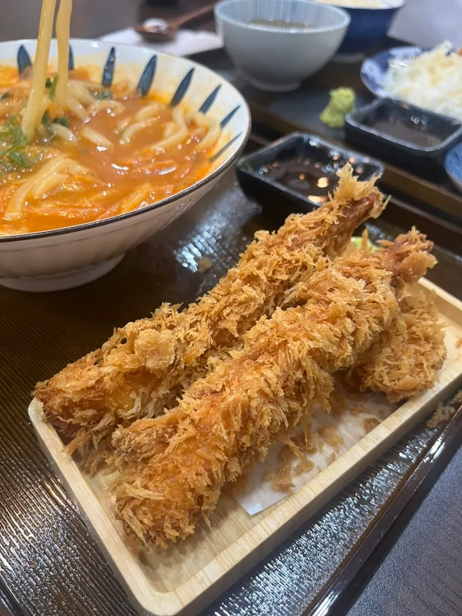 정식에 함께 나온 돈까스와 새우까스