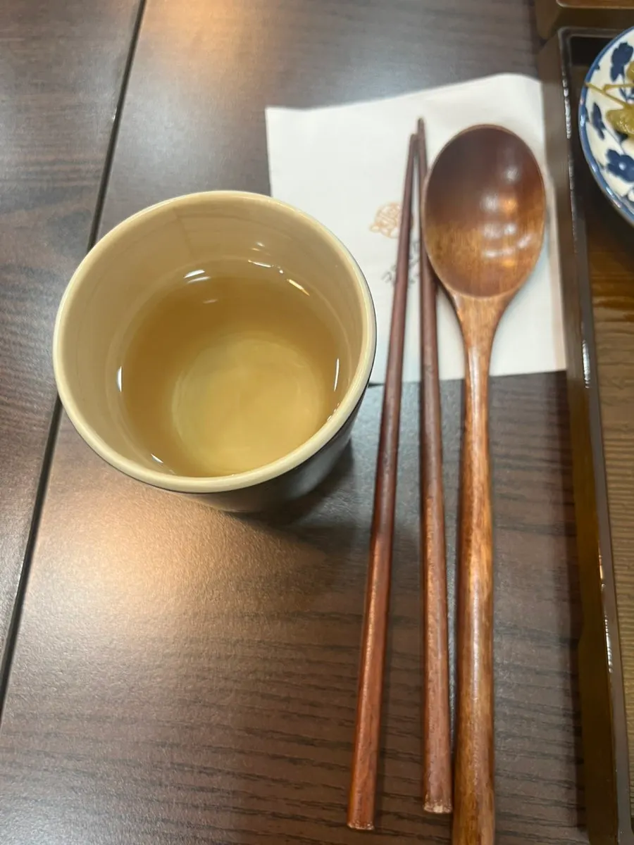 매장에서 제공되는 보리차 물